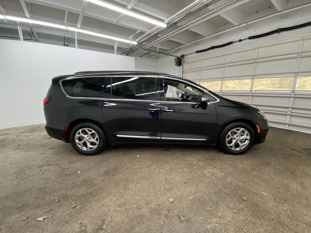 Used 2023 Chrysler Pacifica Limited FWD image 7