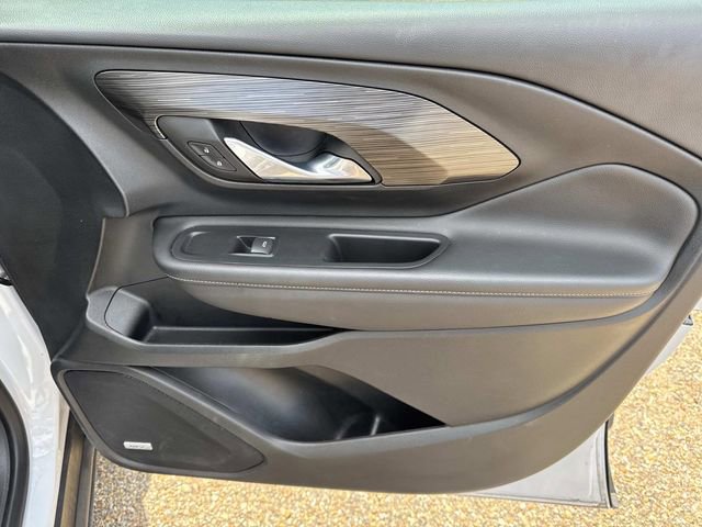 Used 2023 GMC Terrain SLT w/ Infotainment Package II image 17