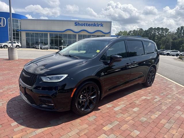 Used 2025 Chrysler Pacifica Limited FWD image 32