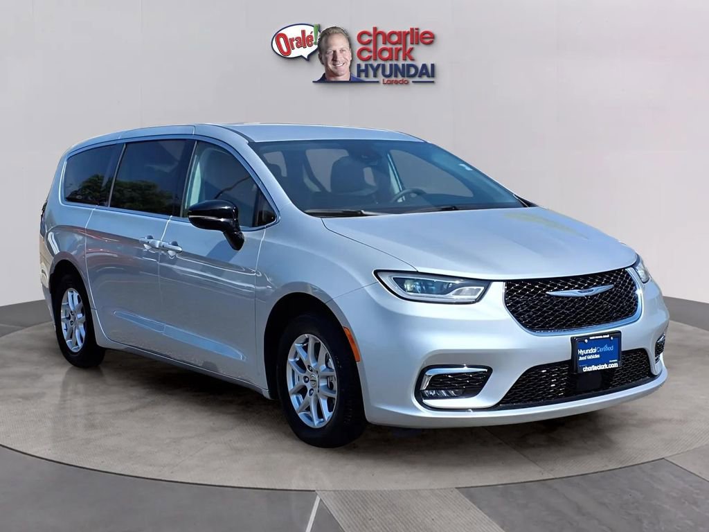 Used 2024 Chrysler Pacifica Touring-L image 7