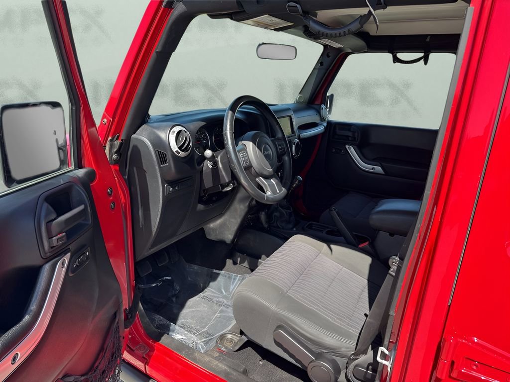 Used 2012 Jeep Wrangler Unlimited Rubicon w/ Connectivity Group AWD/4WD image 9