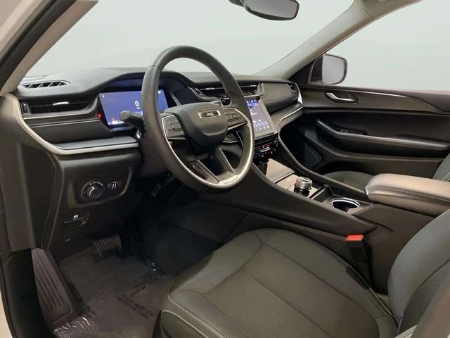 Used 2024 Jeep Grand Cherokee Laredo RWD image 52