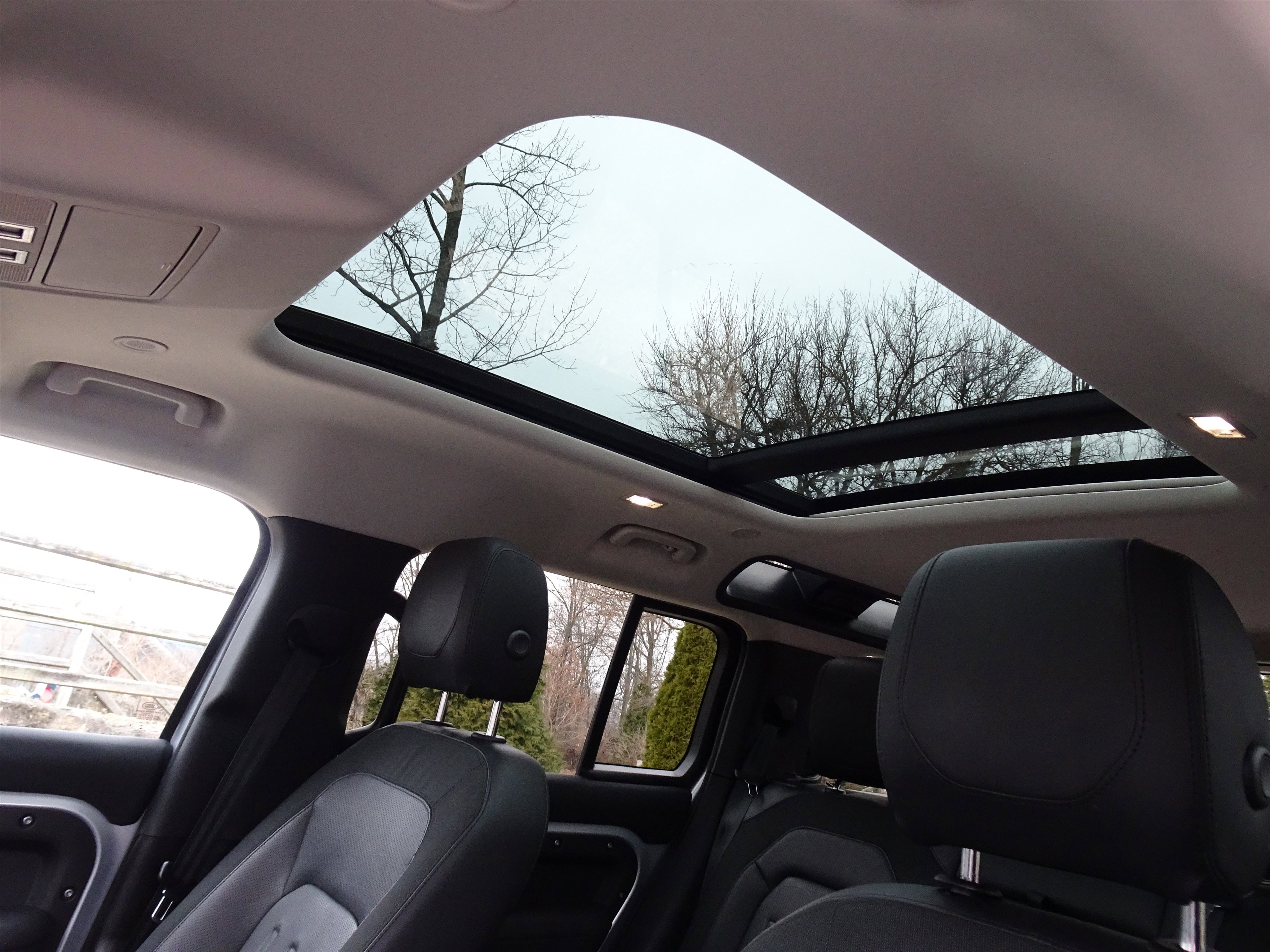 Used 2020 Land Rover Defender 110 SE image 5