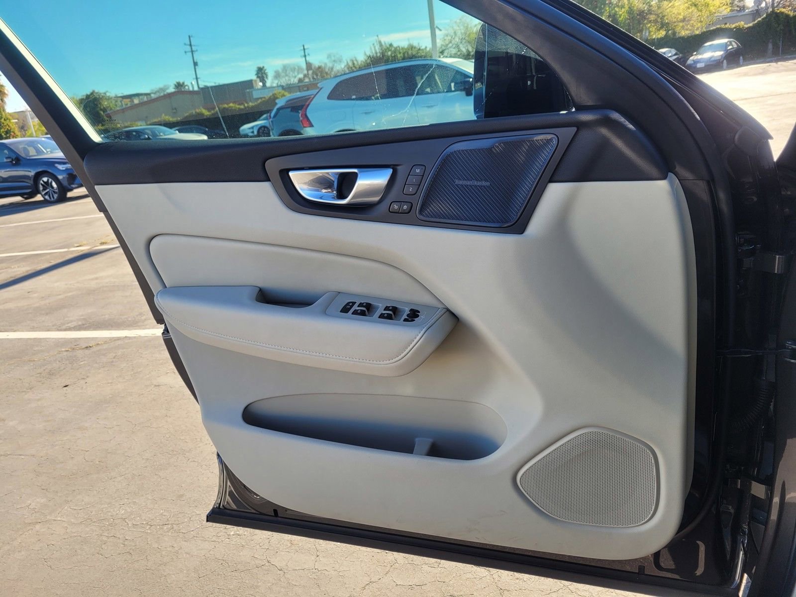 Certified 2024 Volvo XC60 T8 Ultimate w/ Protection Package Premier image 15