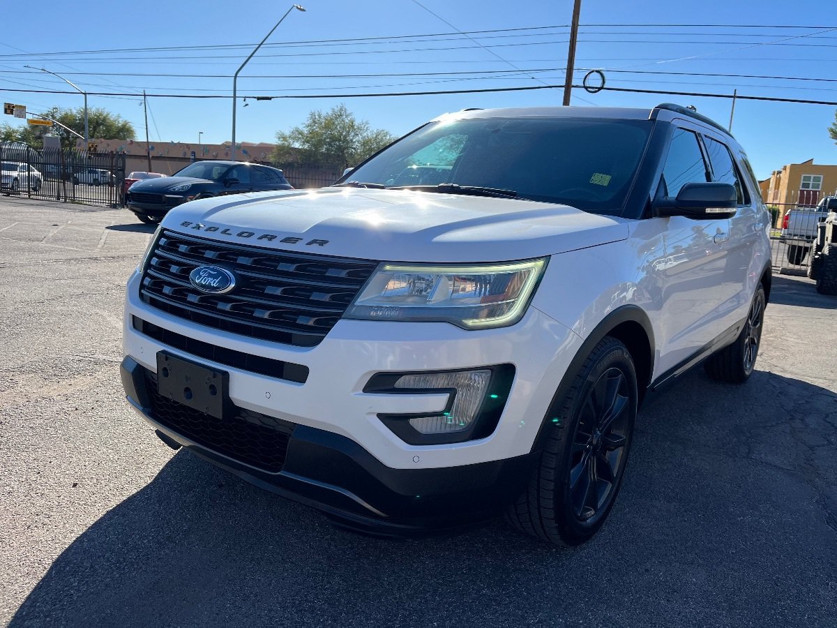 Used 2017 Ford Explorer XLT w/ Equipment Group 202A FWD image 11