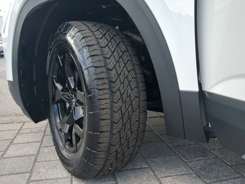 Certified 2025 Volkswagen Atlas Peak Edition SE AWD/4WD image 38