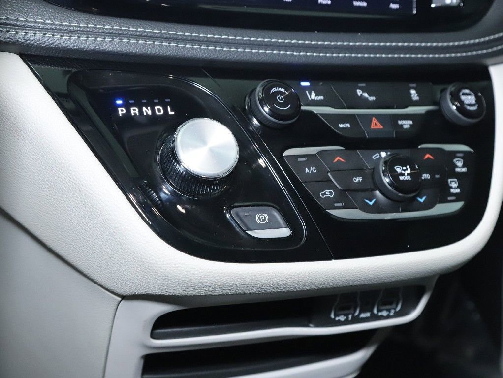 Used 2024 Chrysler Pacifica Select image 25