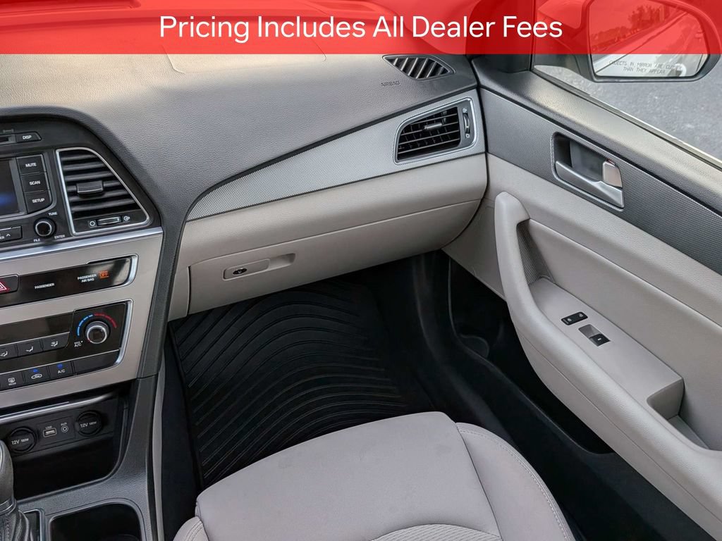 Used 2015 Hyundai Sonata SE w/ Option Group 02 FWD image 16