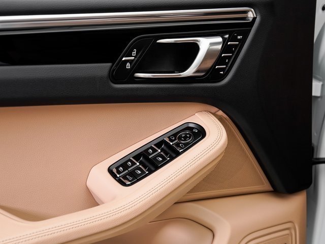 Used 2025 Porsche Macan image 8