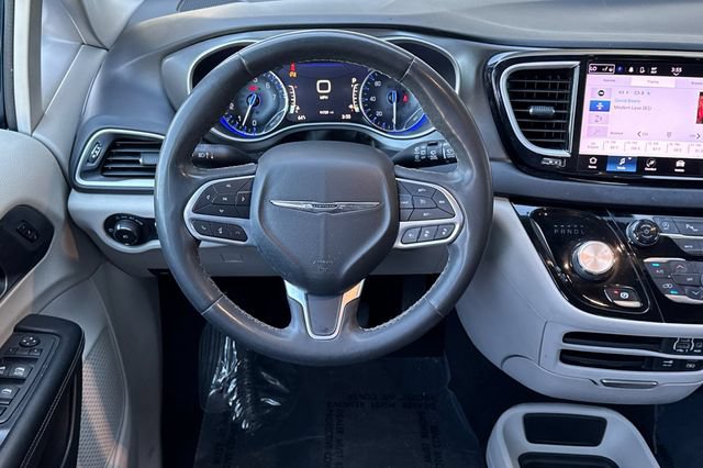 Used 2022 Chrysler Pacifica Touring-L FWD image 16