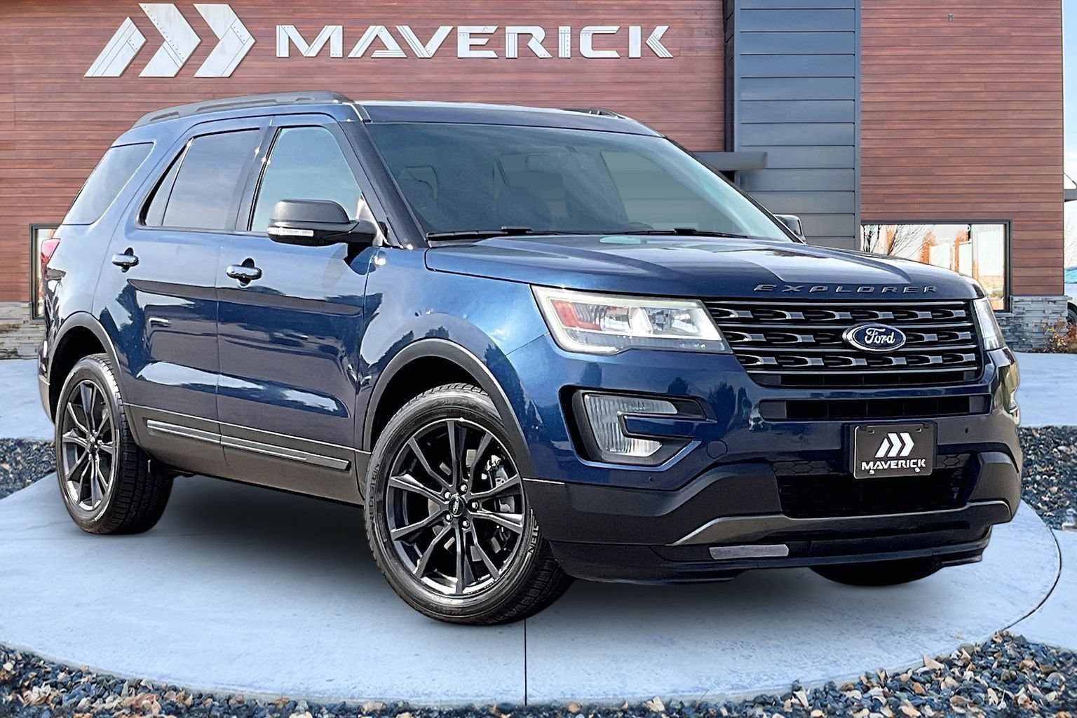 Used 2017 Ford Explorer XLT w/ Equipment Group 202A AWD/4WD image 1