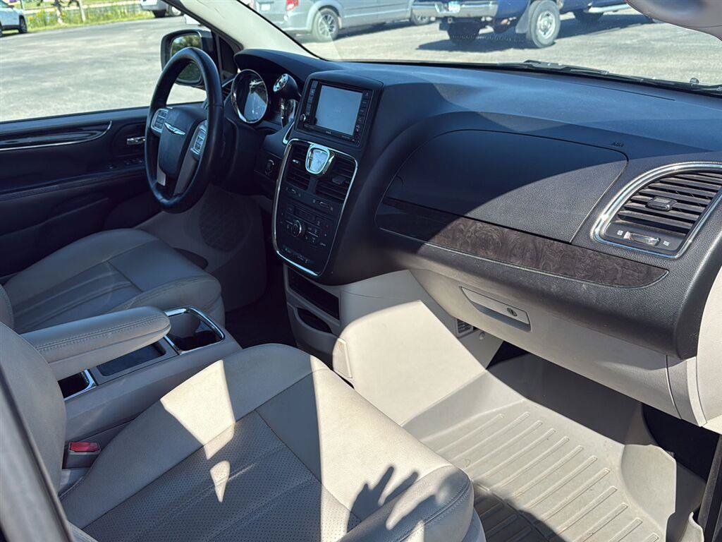 Used 2015 Chrysler Town & Country Touring-L w/ Driver Convenience Group FWD image 8