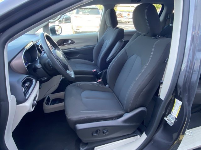 Used 2023 Chrysler Voyager LX image 12