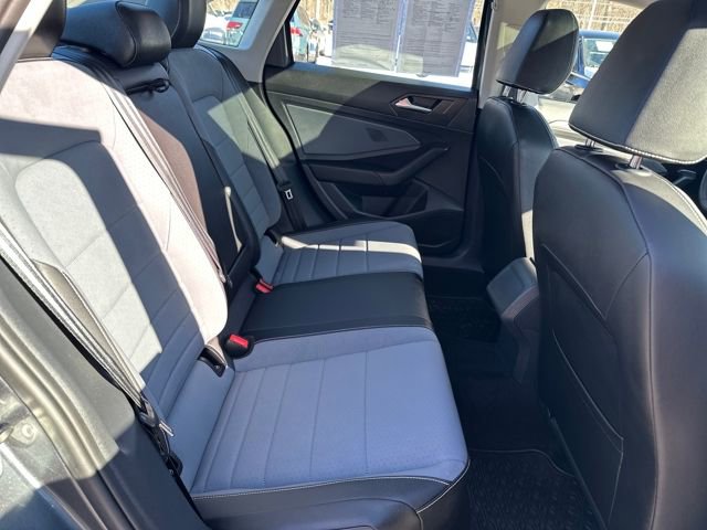 Certified 2025 Volkswagen Jetta SE w/ Sunroof Package image 34