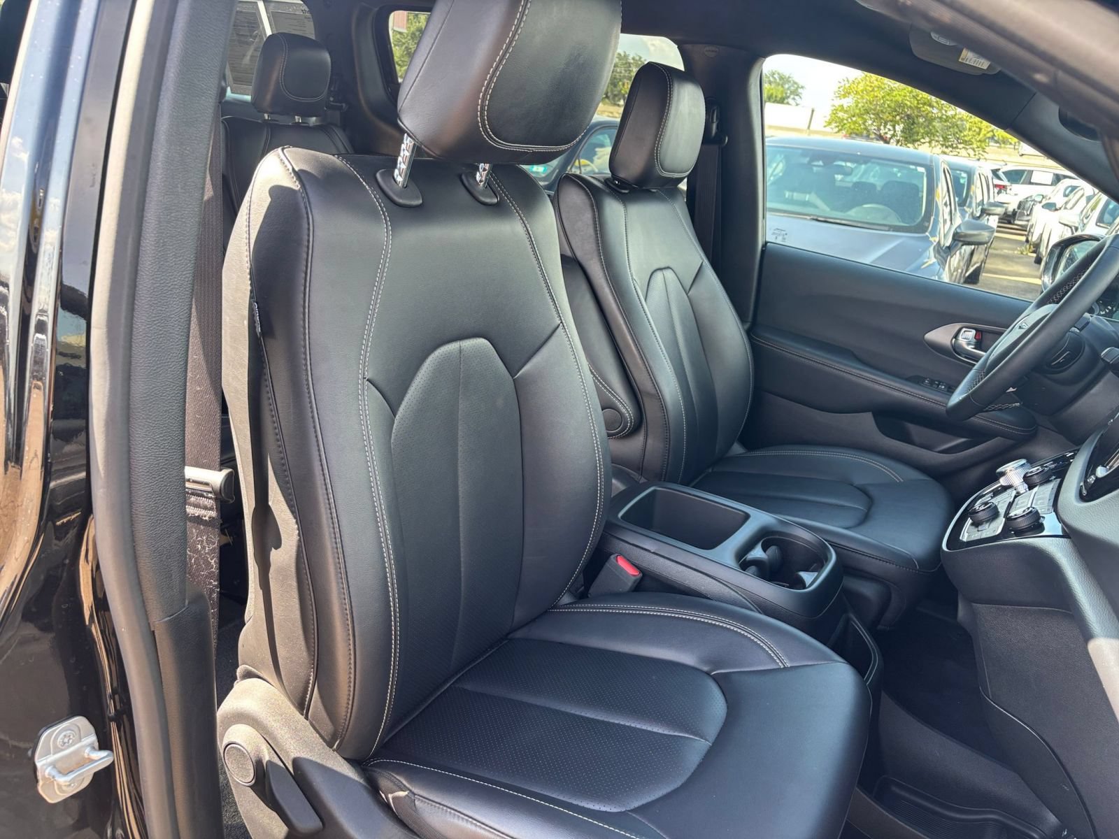 Used 2025 Chrysler Pacifica Select FWD image 38
