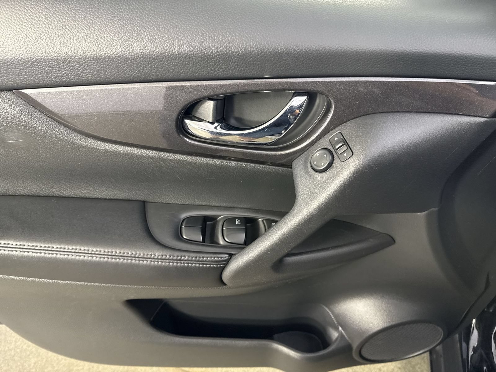 Used 2018 Nissan Rogue SV AWD/4WD image 19