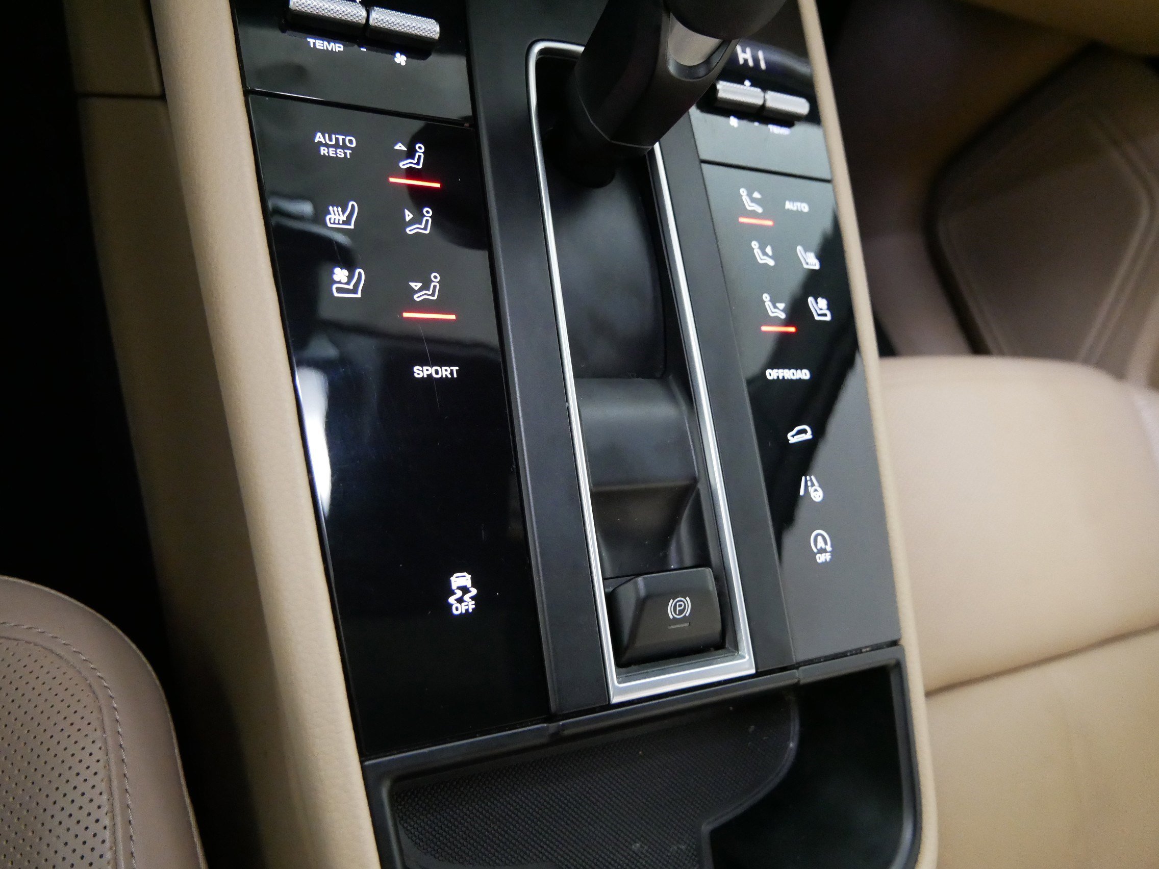 Used 2023 Porsche Macan Turbo image 30