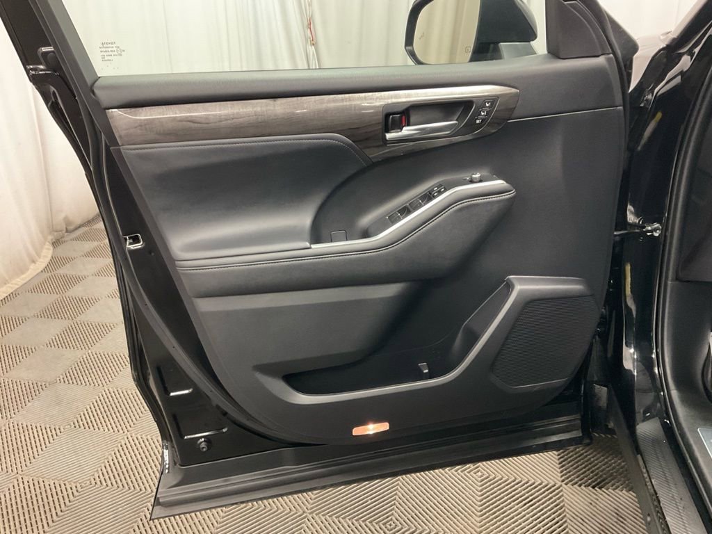 Used 2023 Toyota Highlander Limited image 20