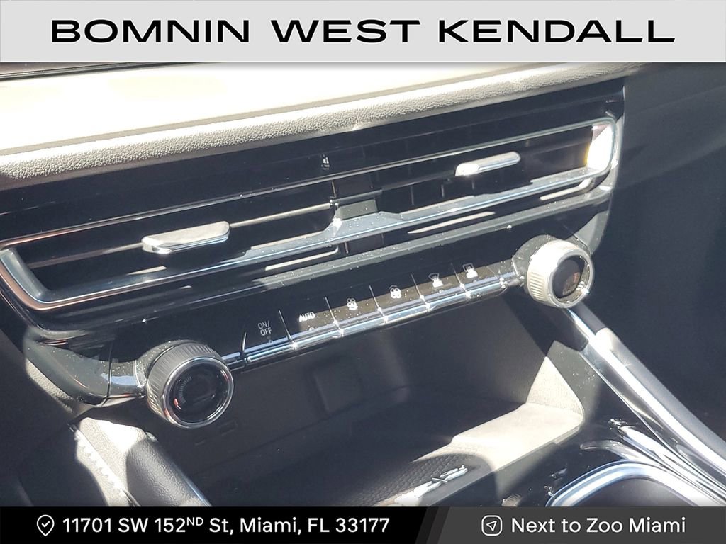 Used 2025 Chevrolet Traverse LT w/ Driver Confidence Package image 19