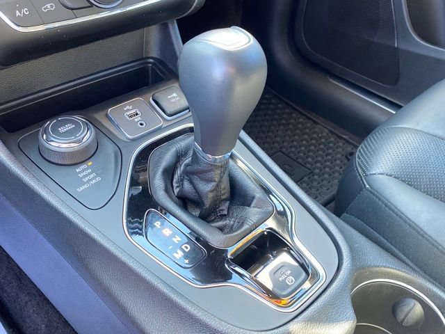 Used 2019 Jeep Cherokee Limited image 12