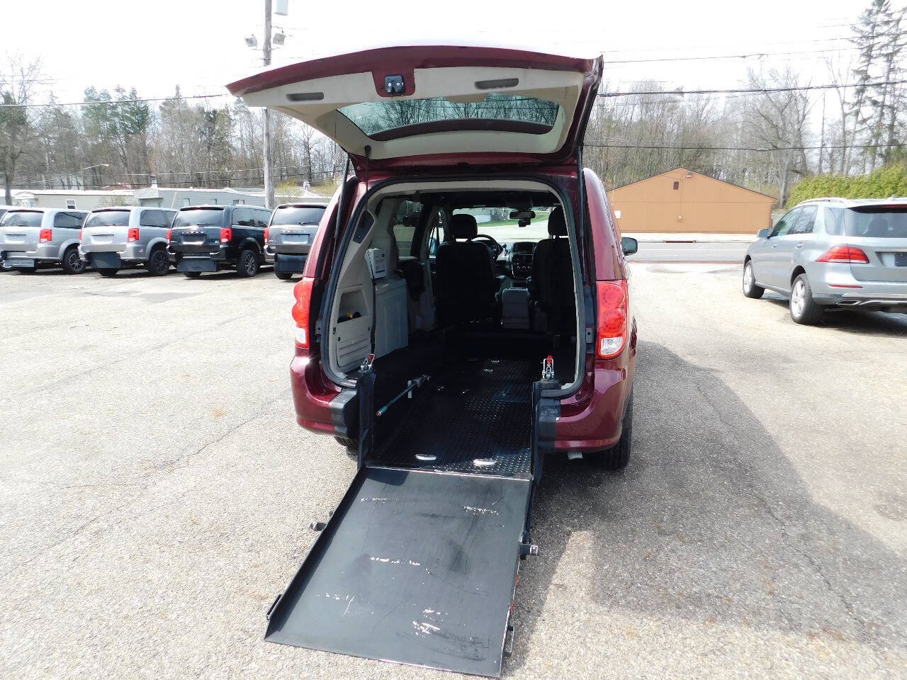 Used 2020 Dodge Grand Caravan SXT FWD image 2