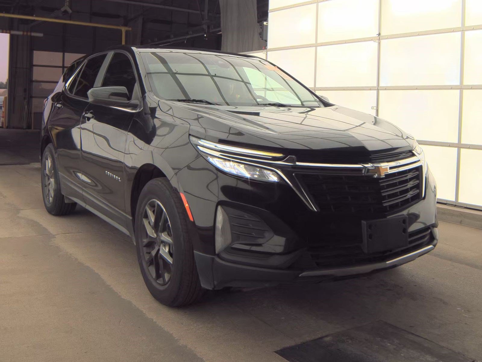 Used 2022 Chevrolet Equinox LT FWD image 2