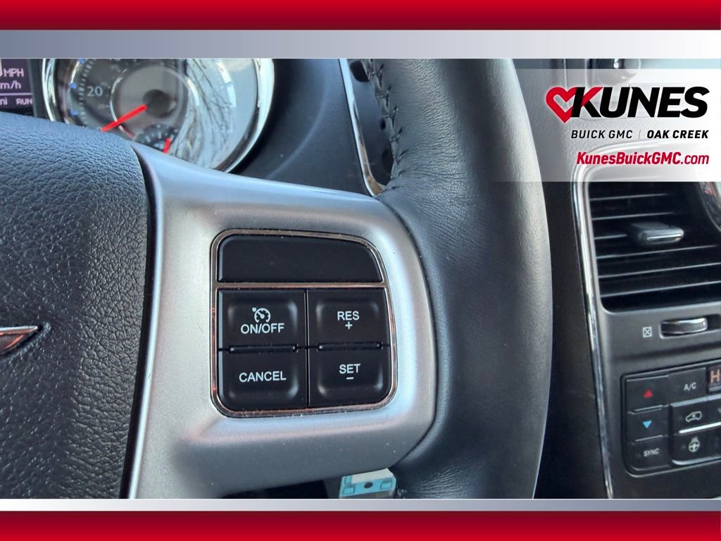 Used 2016 Chrysler Town & Country Touring-L image 11