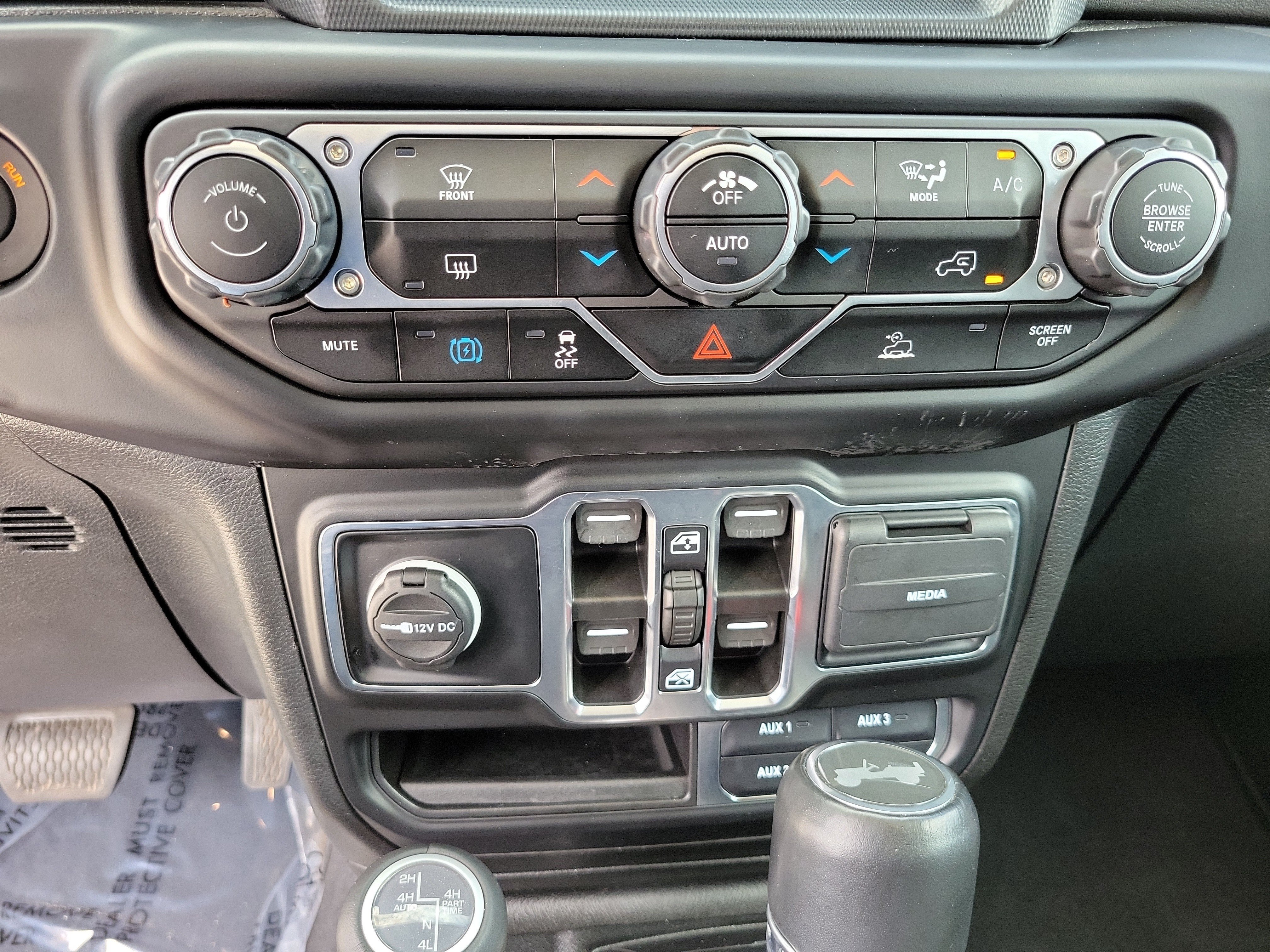 Used 2023 Jeep Wrangler Unlimited Sahara AWD/4WD image 23