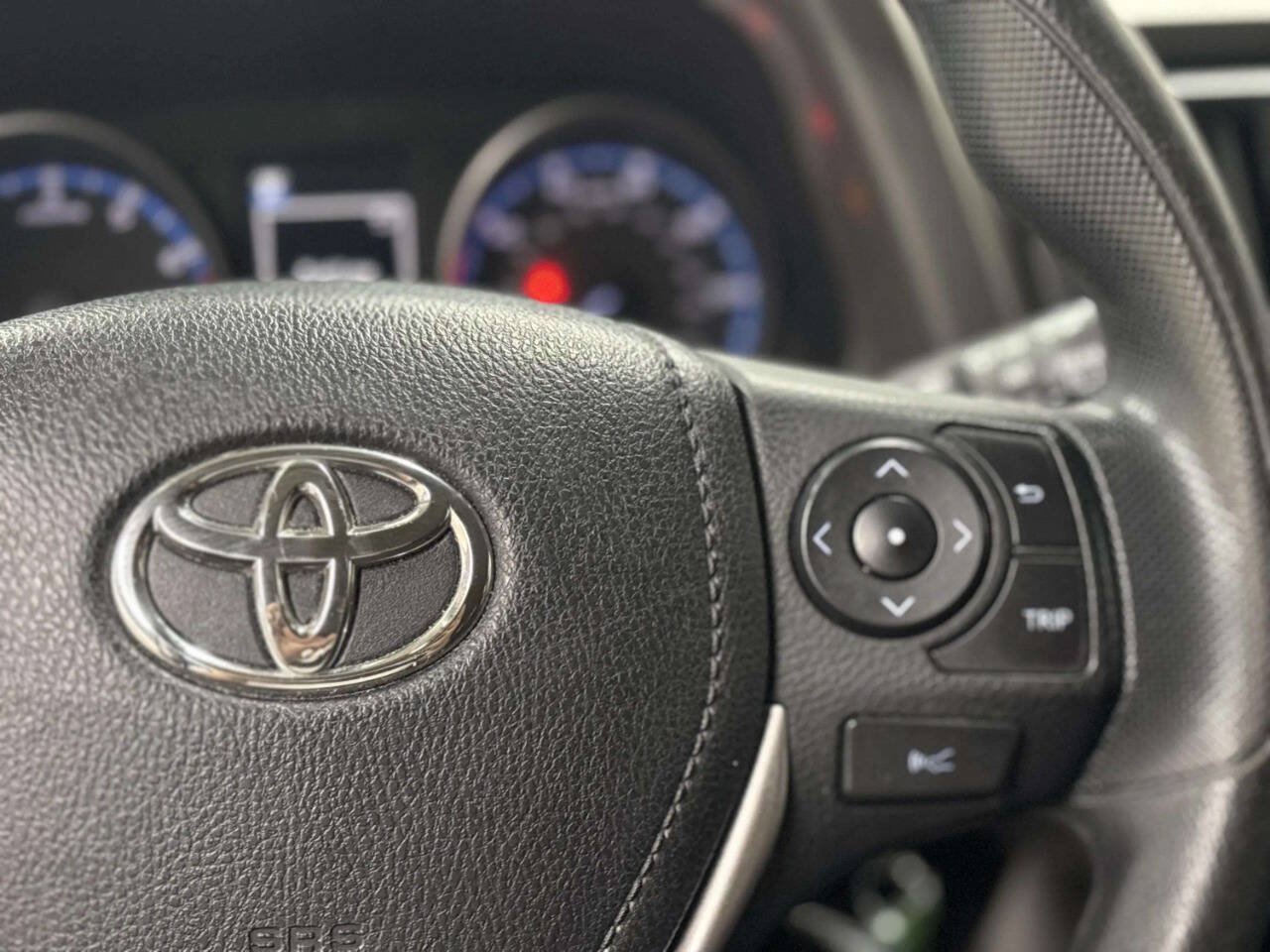 Used 2018 Toyota RAV4 LE w/ All Weather Liner Package AWD/4WD image 27