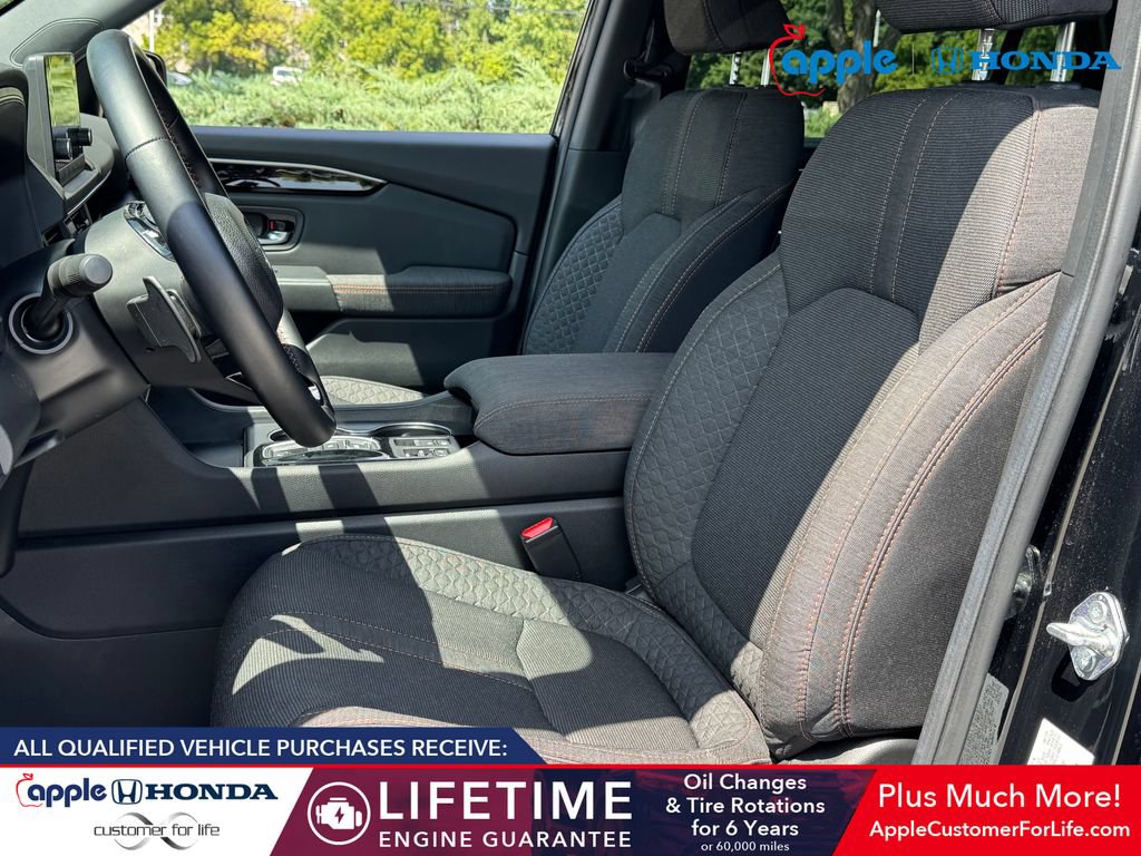 Used 2025 Honda Pilot Sport image 7