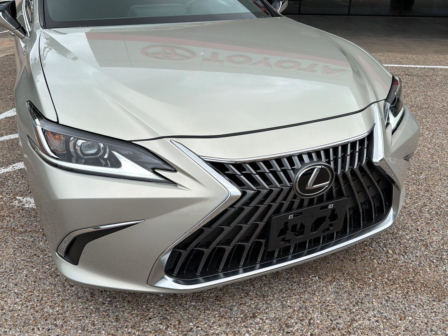 Used 2023 Lexus ES 350 w/ Accessory Package (Z2) image 9