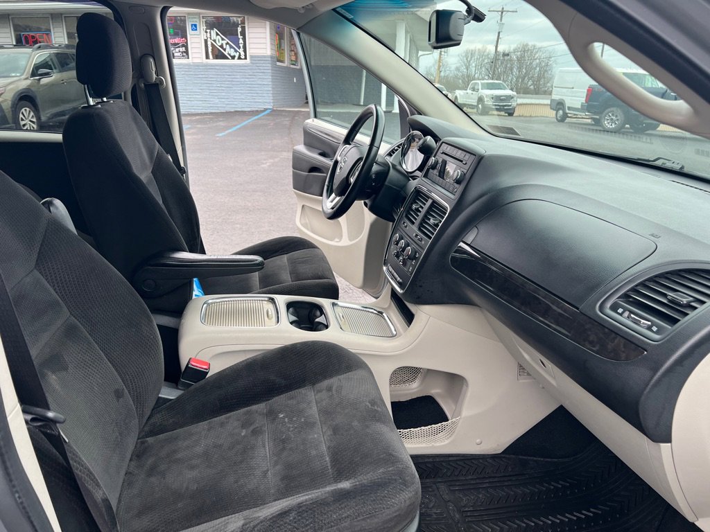 Used 2016 Dodge Grand Caravan SXT w/ UConnect Hands-Free Group image 22