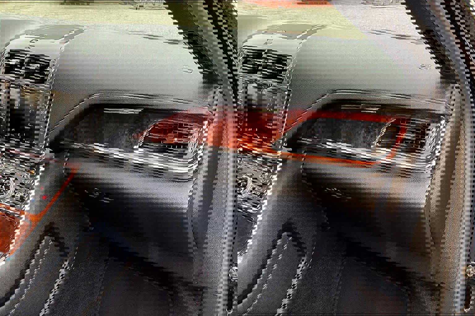 Used 2017 Lincoln Continental Premiere image 18