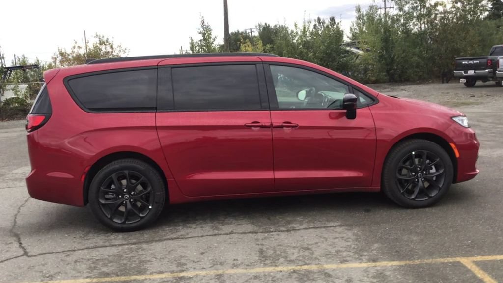 New 2026 Chrysler Pacifica Limited w/ S Appearance Package AWD/4WD image 9