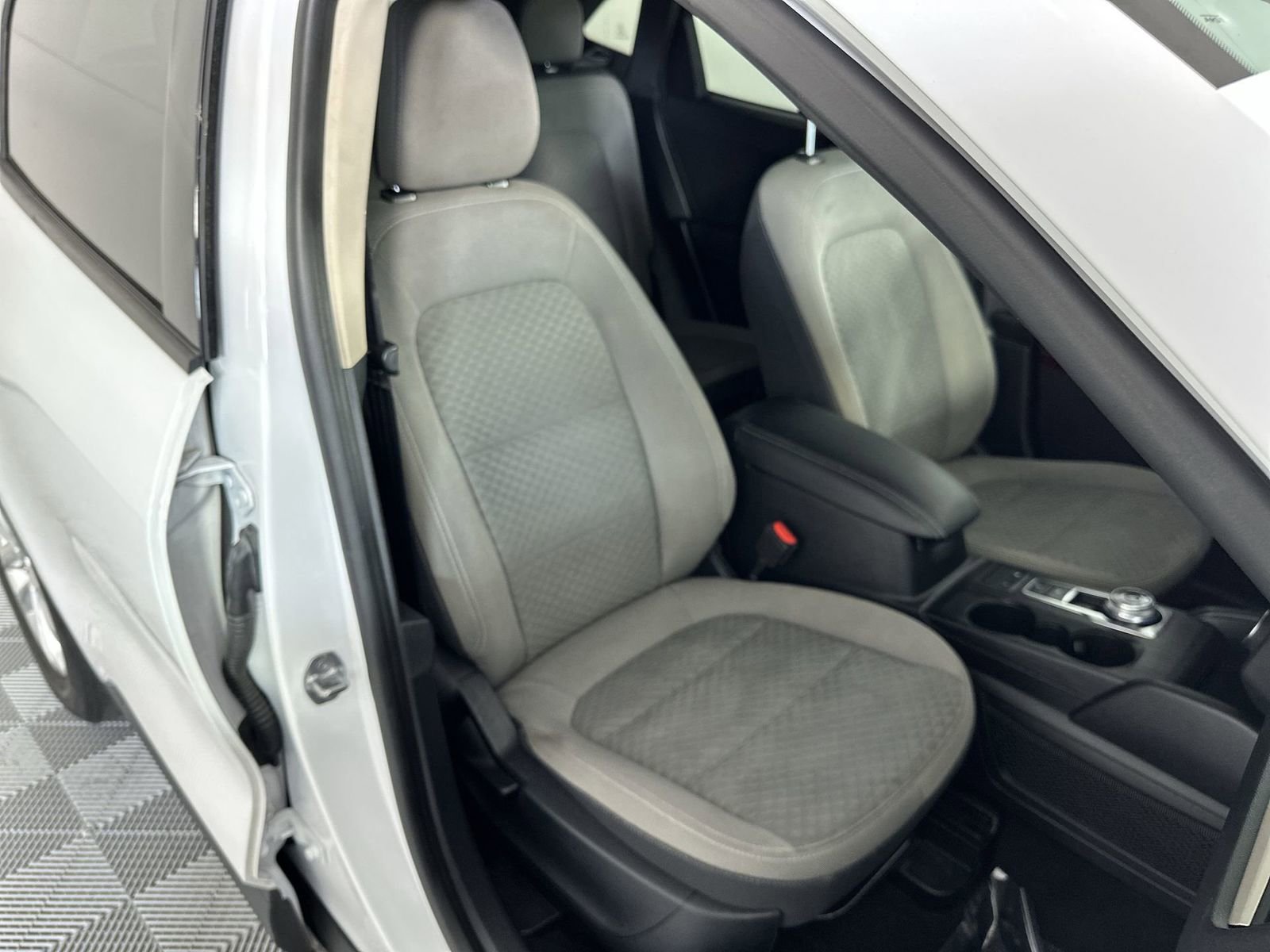 Used 2020 Ford Escape SE image 27