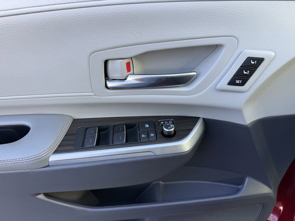 Used 2021 Toyota Sienna Limited image 21