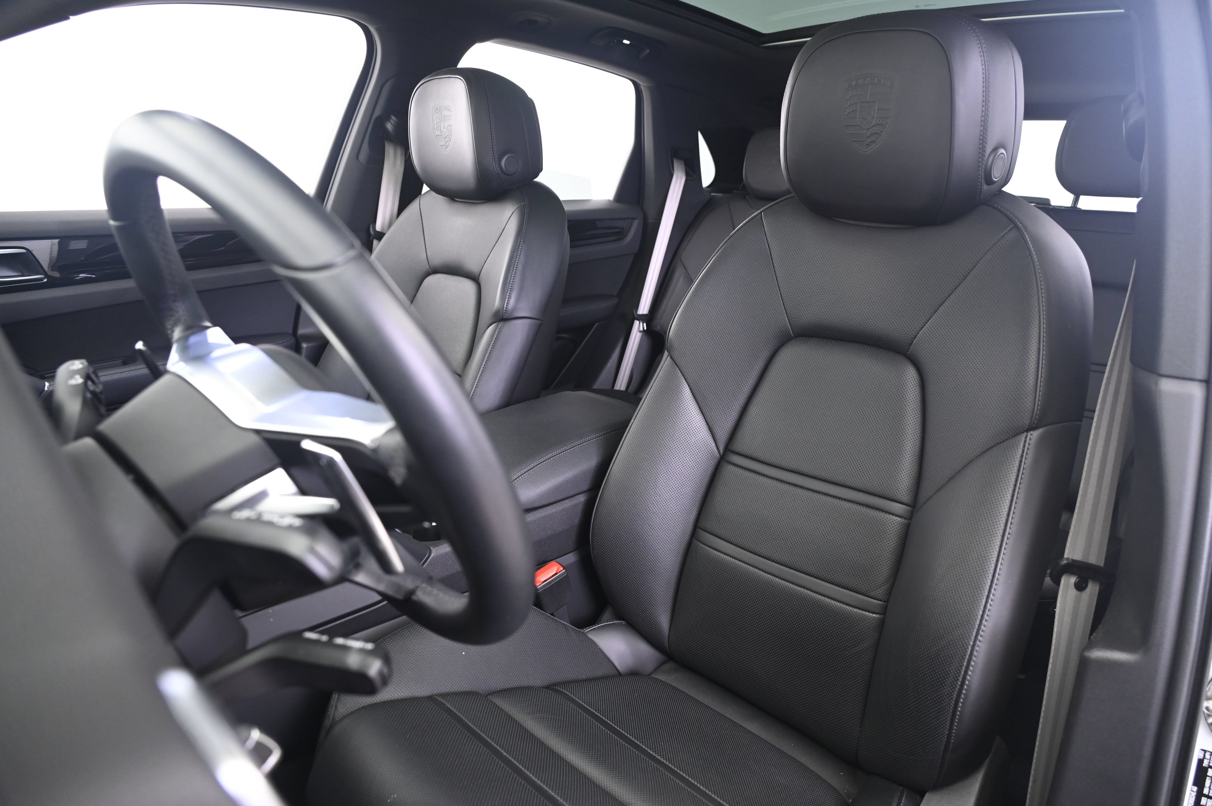 Certified 2023 Porsche Cayenne AWD/4WD image 30