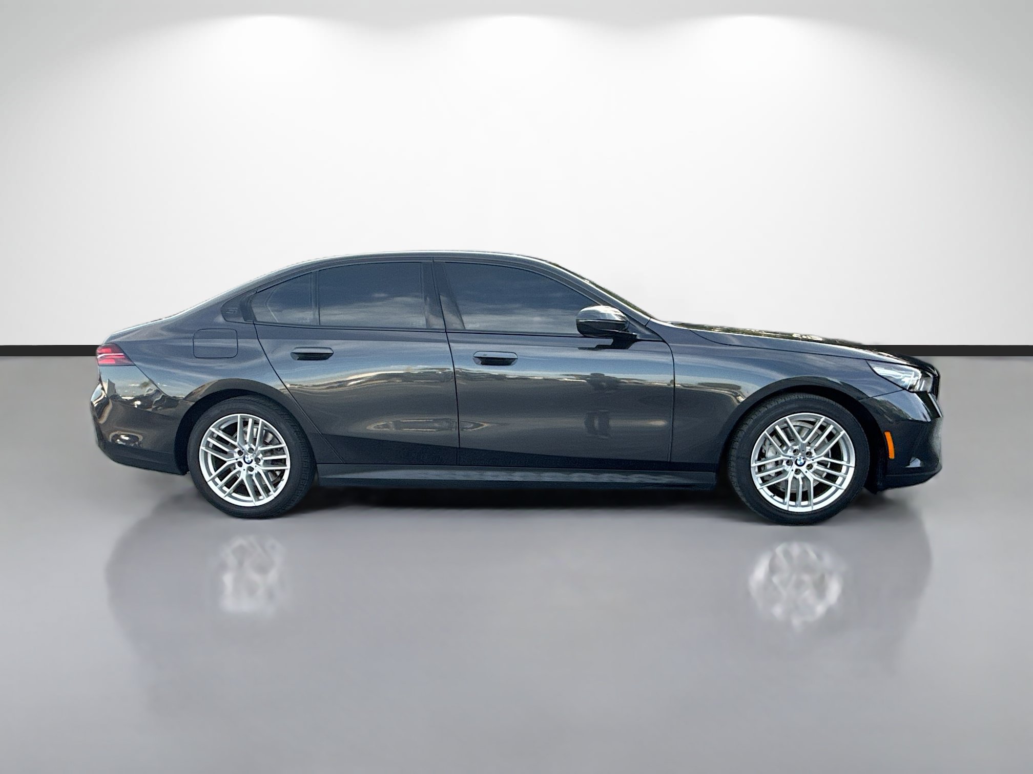 Used 2024 BMW 530i w/ Convenience Package RWD image 2