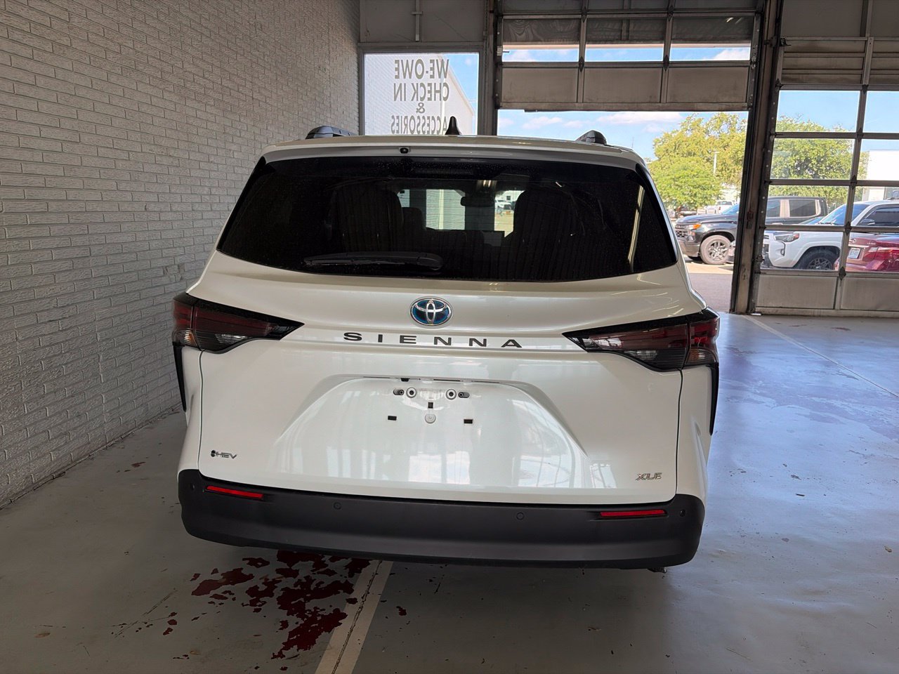 Used 2025 Toyota Sienna XLE FWD image 4