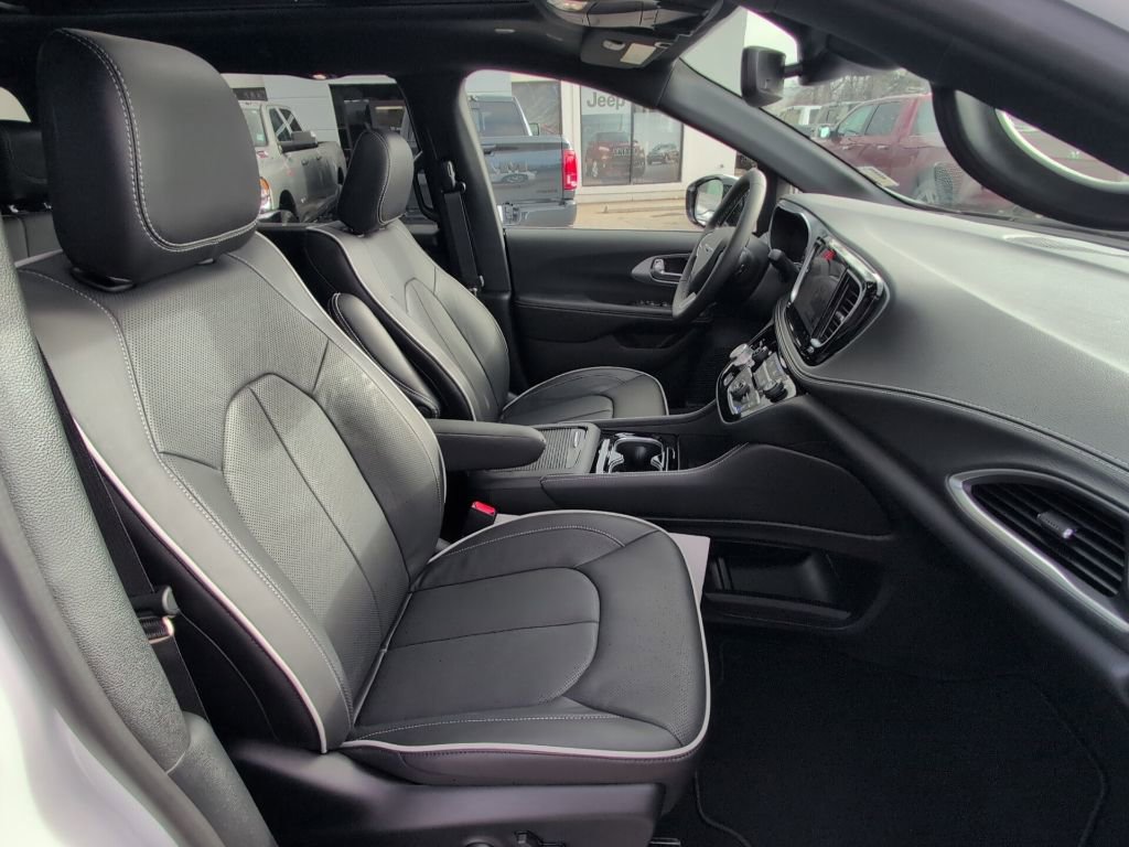 New 2026 Chrysler Pacifica Limited image 24