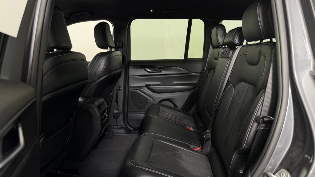 Used 2023 Jeep Grand Cherokee Altitude AWD/4WD image 28