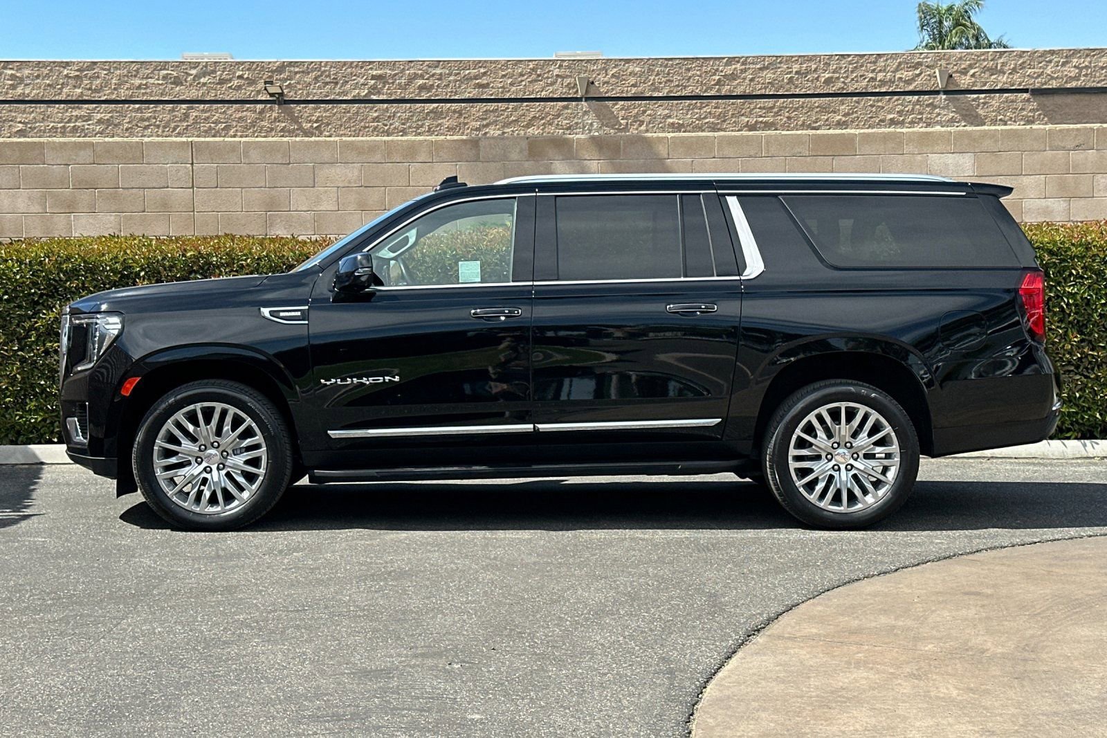 Certified 2023 GMC Yukon XL SLT w/ SLT Premium Package RWD image 7