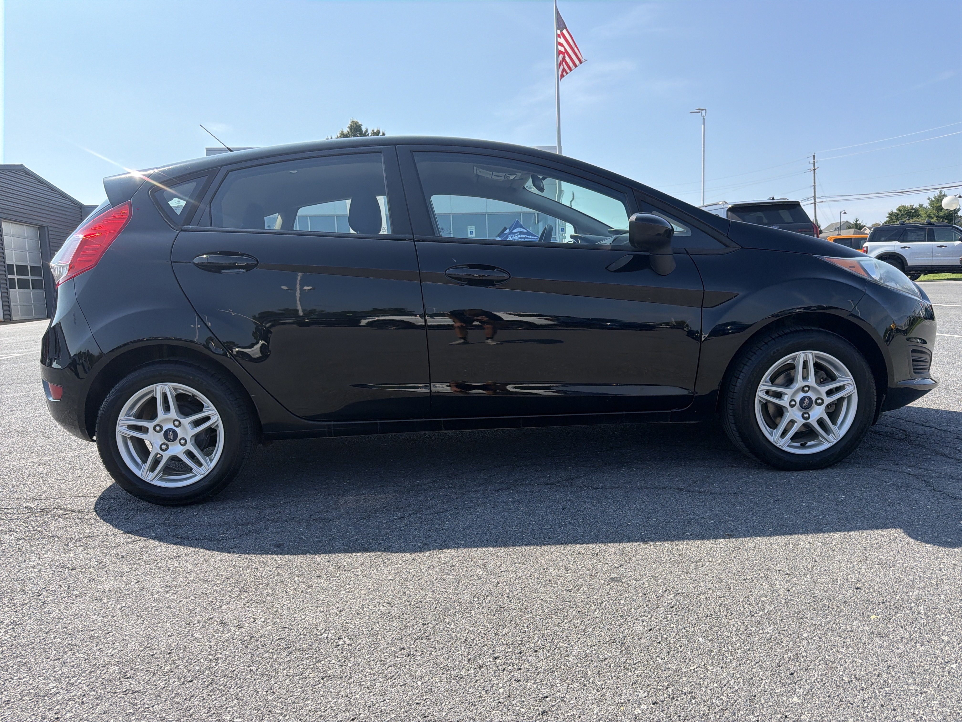 Used 2018 Ford Fiesta SE FWD image 2