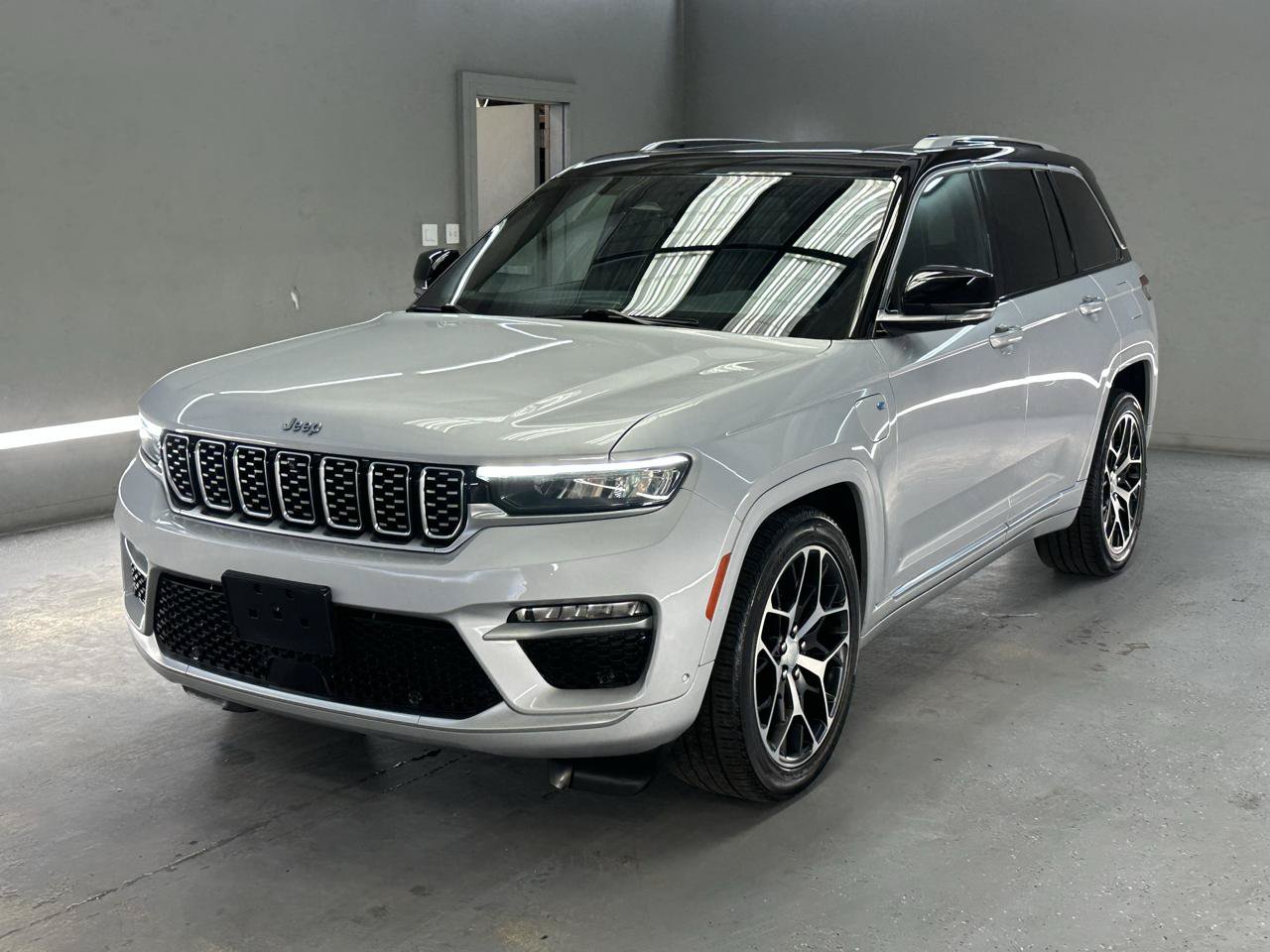 Used 2023 Jeep Grand Cherokee Summit AWD/4WD image 3