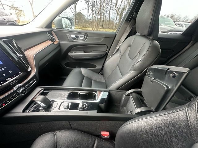Used 2022 Volvo XC60 B5 Momentum w/ Climate Package image 24