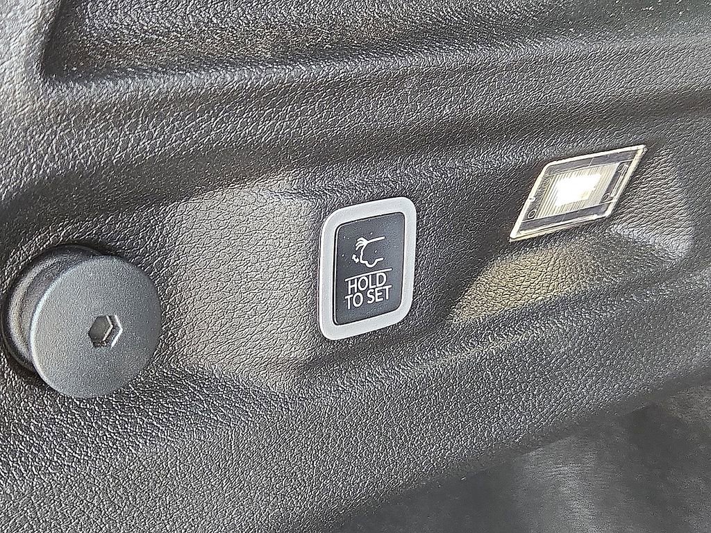 Used 2024 Jeep Grand Cherokee L Altitude AWD/4WD image 15