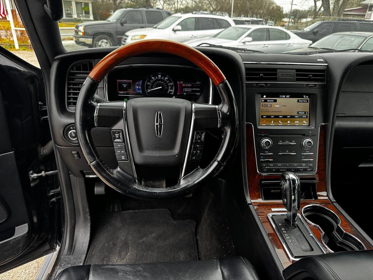 Used 2017 Lincoln Navigator L Select image 10