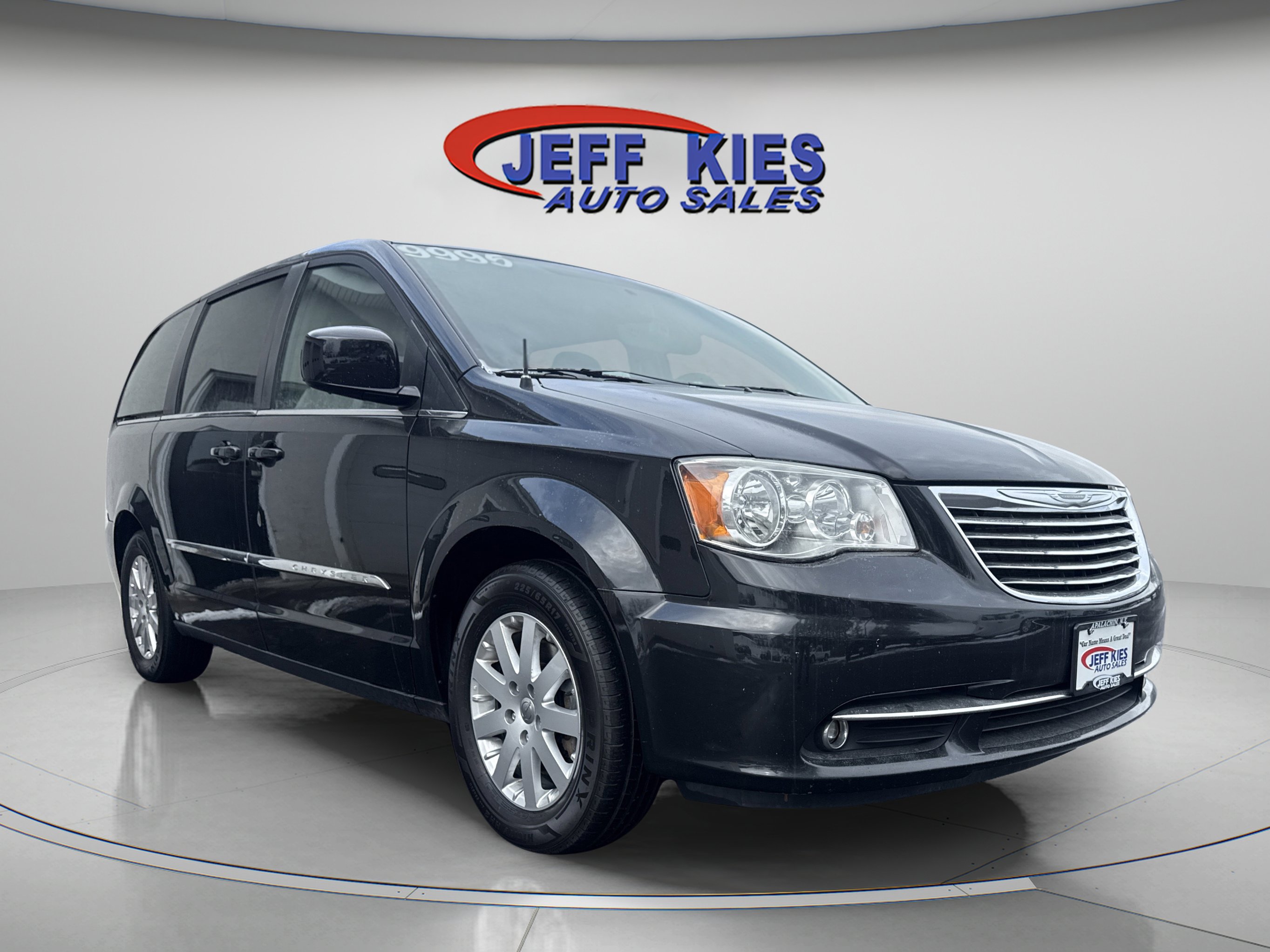 Used 2016 Chrysler Town & Country Touring image 3
