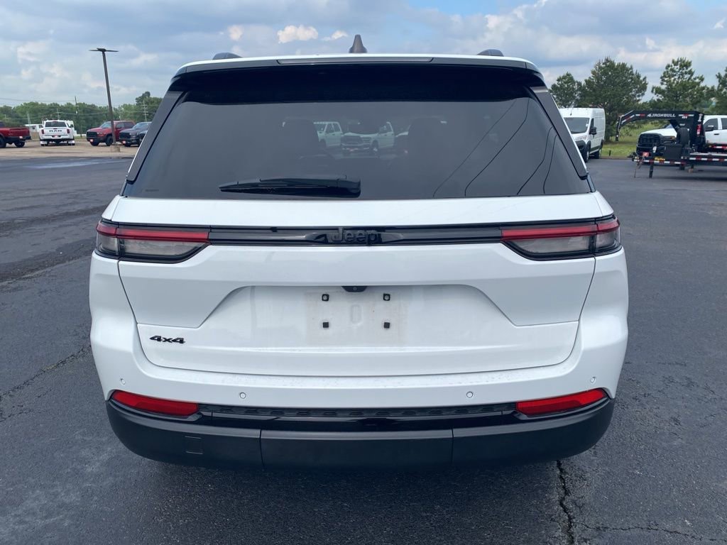 Used 2023 Jeep Grand Cherokee Altitude AWD/4WD image 6