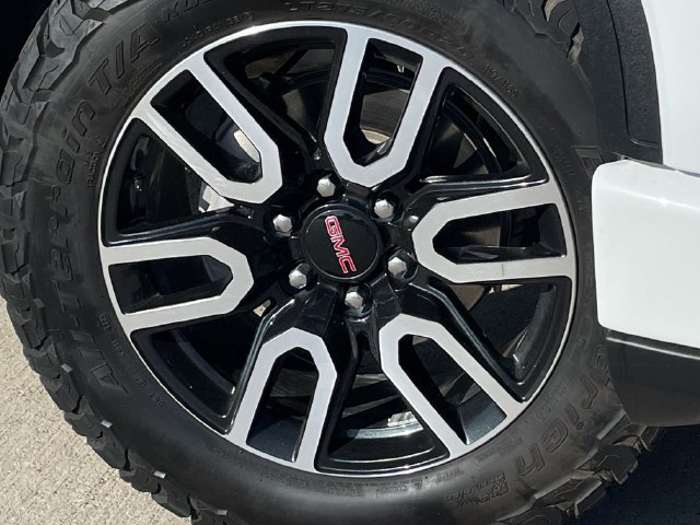 Used 2024 GMC Sierra 1500 AT4 w/ Technology Package AWD/4WD image 9
